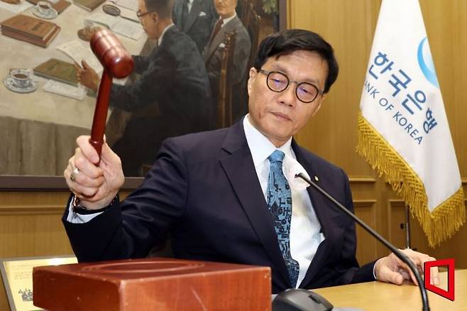 이창용 한국은행 총재가 지난달 17일 서울 중구 한은 본관에서 열린 금융통화위원회 본회의에 개회를 선언하는 의사봉을 치고 있다. 사진공동취재단