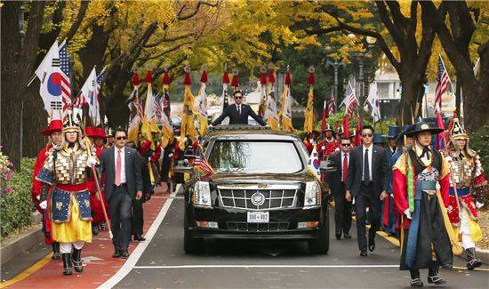 대통령 경호처 경호관들이 지난 7일 국빈 방한한 도널드 트럼프 미국 대통령의 차량을 경호하고 있다.[사진=대통령 경호처]