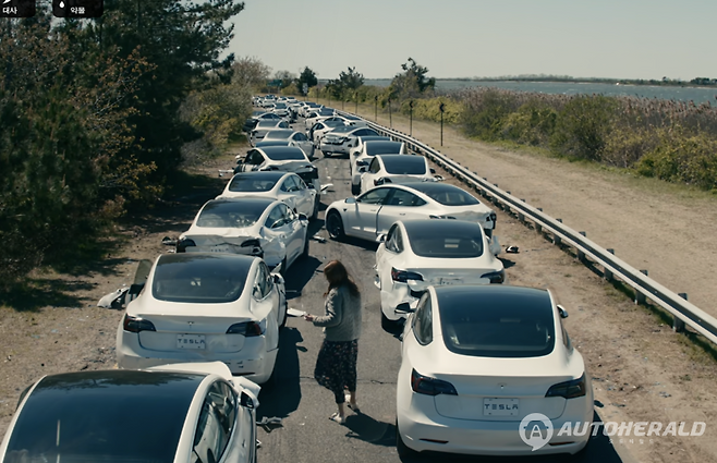 넷플릭스 영화 '리브 더 월드 비하인드'의 한 장면, 해커의 공격으로 원격 조정된 수 십만대의 전기차로 미국 대도시가 마비되면서 사이버 재난과 도시 시스템 붕괴로 이어진다는 내용이다. (영상 캡처)