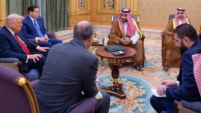 미국-사우디-시리아 회담은 트럼프 대통령의 걸프 지역 순방 2일째 열렸다