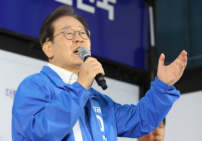 더불어민주당 이재명 대통령 후보가 14일 경남 거제 엠파크에서 유세를 하고 있다. /남강호 기자