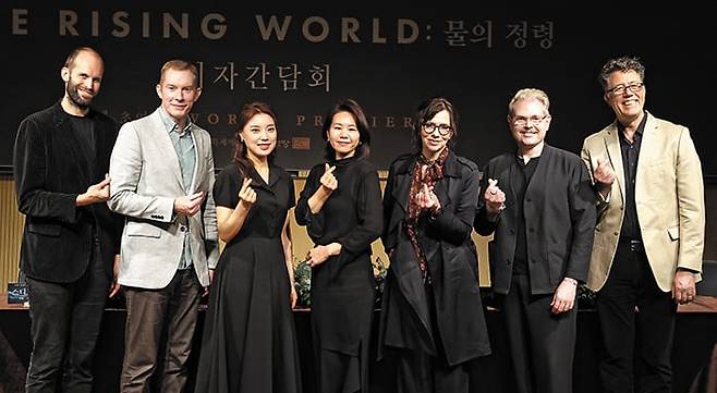 이달 말 세계 초연하는 오페라 ‘더 라이징 월드: 물의 정령’의 제작진과 출연진. 왼쪽부터 베이스 바리톤 애슐리 리치, 테너 로빈 트리츌러, 소프라노 황수미, 메조소프라노 김정미, 작곡가 메리 핀스터러, 연출 스티븐 카르, 지휘자 스티븐 오즈굿. /예술의전당