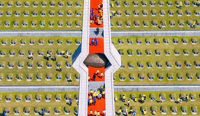 5·18 광주민주화운동 45주년을 앞두고 벌써부터 많은 참배객들이 이곳을 찾고 있다. 광주지역 여러 봉사단체들이 묘역정비를 하는 등  손님맞이로 분주하다./김영근 기자