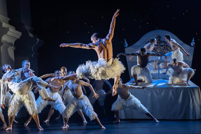 로맨틱 발레의 걸작을 재해석한 매슈 본의 ‘백조의 호수’에선 순백의 발레리나 대신 근육질 발레리노들이 강인하고 역동적인 백조 군무를 선보인다. /LG아트센터