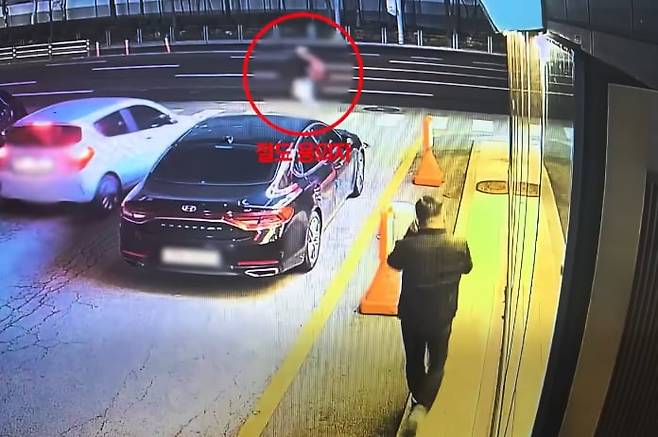 한 경찰이 비번 날 딸과 통화하던 중 우연히 지나가던 절도범을 발견하고 몰래 뒤따라가 검거에 성공했다. /대한민국 경찰청 유튜브