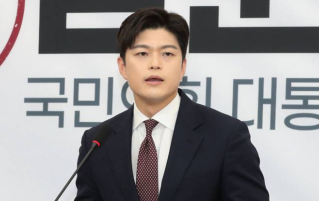 김용태 국민의힘 비상대책위원장이 15일 오후 서울 여의도 국회에서 열린 기자간담회에서 윤석열 전 대통령의 탈당과 관련해 입장을 밝히고 있다. /박성원 기자