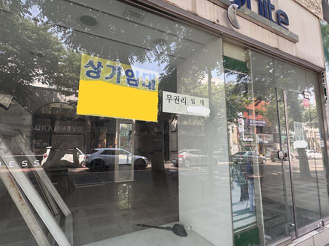 지난 13일 오후 3시 제주시 연동의 한 상가에 '무권리 임대' 종이가 붙어있는 채로 비어있다. /박지윤 기자