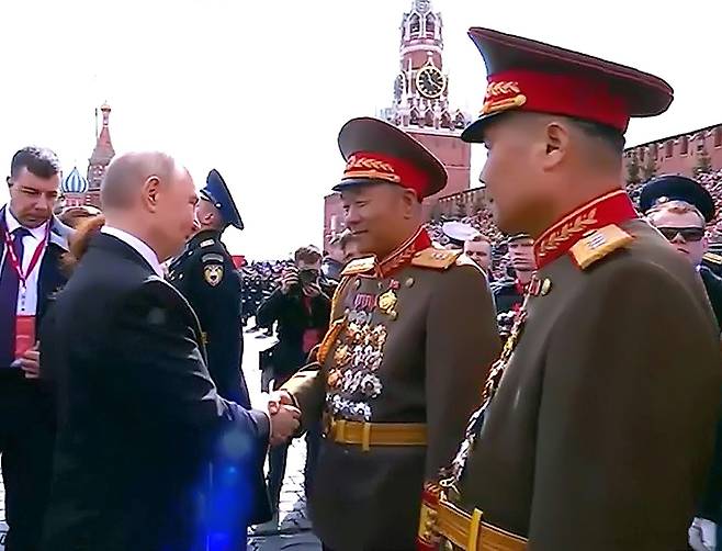 블라디미르 푸틴 러시아 대통령이 지난 11일 북한 군인들을 만나고 있다. /뉴스1