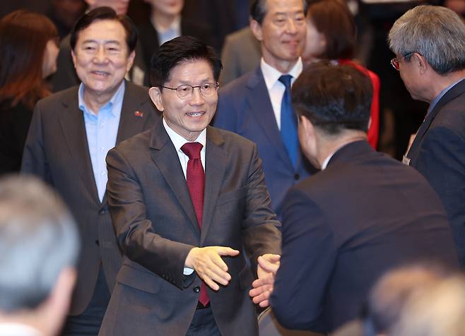 김문수 국민의힘 대선 후보가 15일 서울 영등포구 중소기업중앙회에서 열린 '자랑스러운 중소기업인협의회 조찬 강연'에서 참석자들과 인사를 하고 있다. /연합뉴스