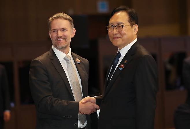 정인교 산업통상자원부 통상교섭본부장과 제이미슨 그리어 미국무역대표부(USTR) 대표가 15일 제주 서귀포시 제주국제컨벤션센터에서 열린 '2025 APEC 통상장관회의' 개회식에서 만나 인사하고 있다. /뉴스1