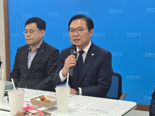 15일 오전 천안시청 브리핑실에서 김석필 천안시장 권한대행 부시장(오른쪽)이 천안시의 인구 70만명 돌파와 관련해 브리핑 하고 있다. 박하늘 기자