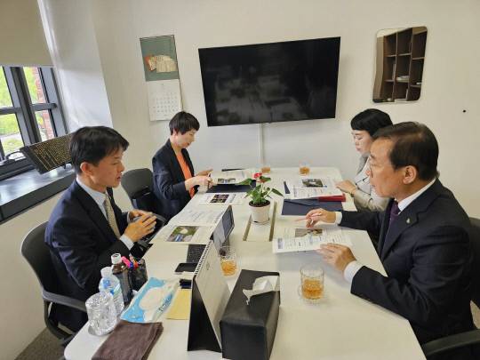 김문근 단양군수가 문화체육관광부 제1차관을 만나 단양군의 주요 현안사업 5건에 대해 설명하고 있다. 사진=단양군 제공