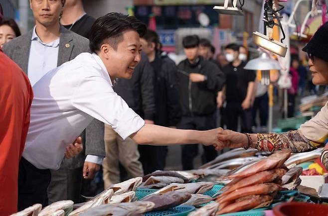 이준석 개혁신당 대선 후보가 14일 부산 중구 자갈치시장을 찾아 상인들과 인사하며 지지를 호소하고 있다. ⓒ이준석 캠프