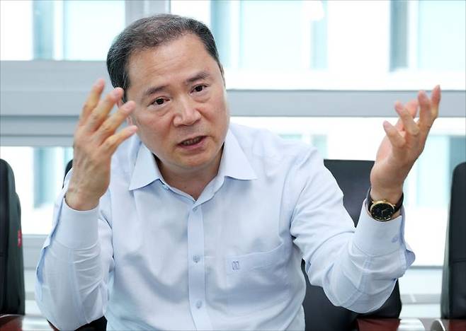 최철호 시청자미디어재단 이사장이 13일 오후 서울 여의도 시청자미디어재단에서 데일리안과 인터뷰를 하고 있다. ⓒ데일리안 홍금표 기자