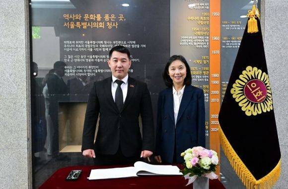 벡잔 우세날리예프 비슈케크시의회 의장(왼쪽)과 최호정 서울시의회 의장.ⓒ서울특별시의회 제공