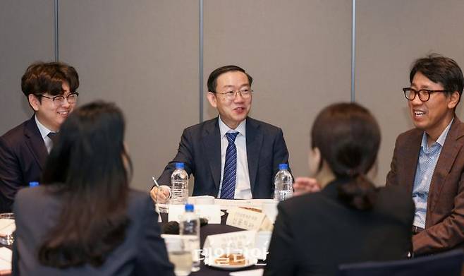 이명구 관세청 차장(가운데)이 15일 대전에서 납세자보호위원들과 간담회를 하고 있다.ⓒ관세청