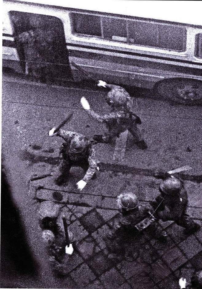 1980년 5월 20일경 고 아오이 가쓰오 아사히신문 사진기자는 광주에서 계엄군이 시민을 폭행하고 승객을 끌어내기 위해 탑승하는 장면을 촬영했다. 5·18기념재단 제공