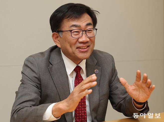 주한규 한국원자력연구원장이 이달 2일 서울 종로구 동아미디어센터에서 본보와 만나 향후 원자력연의 원자로 기술 수출 가능성에 대해 설명하고 있다. 송은석 기자 silverstone@donga.com