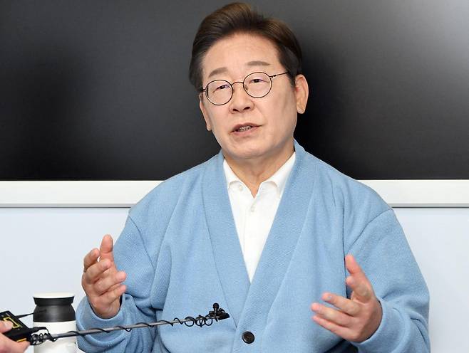 이재명 더불어민주당 대통령 후보가 15일 오전 경남 하동군 영호남 화합 다목적광장에 마련된 버스 스튜디오에서 광주 출신 30대 남성 문유성 씨, 대구 거주 20대 여성 김다니엘 씨, 강유정 의원과 유튜브 K-이니셔TV 케미폭발 ‘동서화합’ 화개장터 라이브를 마친 뒤 취재진 질문에 답하고 있다. (공동취재) 2025.5.15/뉴스1