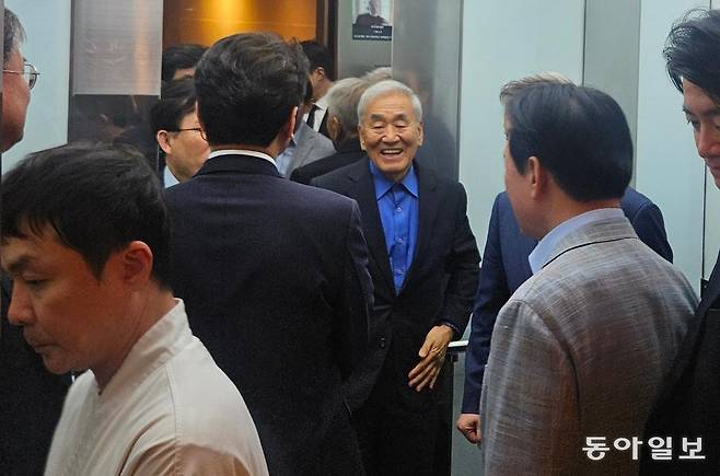 이재오 민주화운동기념사업회 이사장이 15일 서울 여의도 한 중식당에서 친명계 의원들과 식사하고 엘레베이터에 탄 모습.