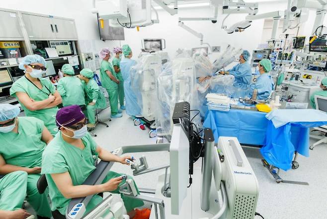 정창욱 서울대병원 비뇨의학과 교수가 휴고 로봇 수술 시스템을 이용해 전립선암 수술을 시행하고 있다. 서울대병원 제공.