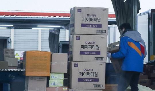 CJ대한통운의 주7일 배송이 시작된 지난 1월 5일 오전 인천 계양구 서운동 CJ대한통운택배 강서B터미널에서 직원들이 배송 품목을 분류하고 있다. 연합뉴스