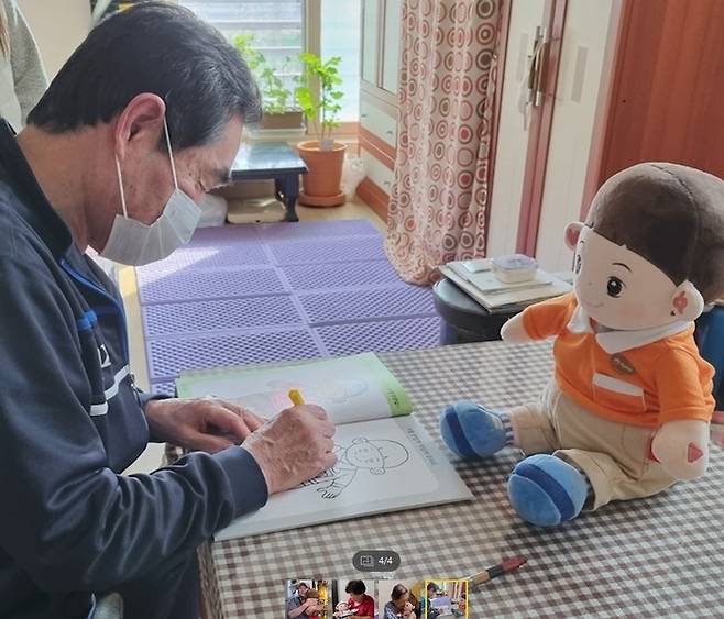 어르신 돌봄 서비스 '반려로봇(효돌이·오른쪽)' 모습. (사진=서울시 제공)