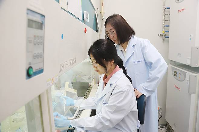 연구책임자 이미옥 박사(오른쪽)와 이영선 UST학생(제1저자).