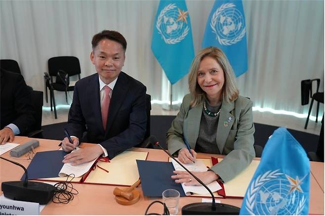 이병화 환경부 차관이 지난 14일(현지시간) 스위스 제네바에서 셀레스테 사울로 세계기상기구(WMO) 사무총장 업무협약(MOU) 체결했다. 사진 출처 : 환경부