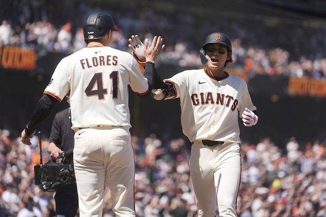 샌프란시스코 자이언츠의 이정후(오른쪽)가 14일(현지 시간) 미 캘리포니아주 샌프란시스코의 오라클 파크에서 열린 2025 메이저리그 애리조나 다이아몬드백스와의 경기 7회 말 2점 홈런(시즌 6호)을 친 뒤 홈에 들어오며 환호하고 있다. 이정후는 5타수 1안타(1홈런) 2타점 1득점을 기록했고 팀은 7-8로 패했다. 뉴시스