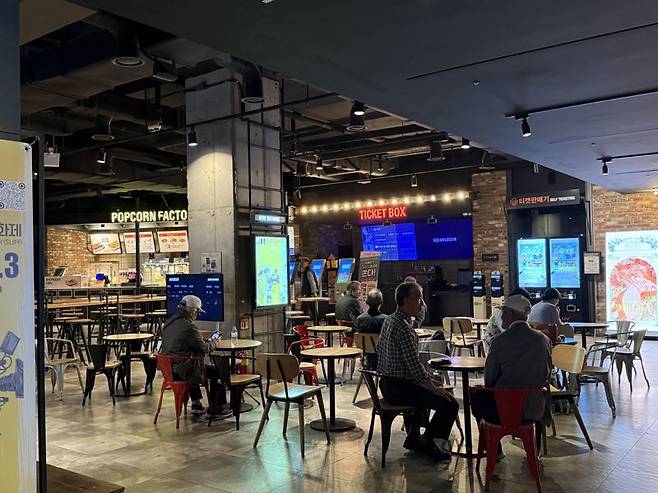 지난 13일 오후 종로3가역 근처에 위치한 CGV 피카디리점에서 노인들이 영화관 내 마련된 좌석에 앉아 휴식을 취하고 있다. 사진=이현정 수습기자