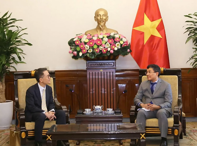 이동기 외교부 아세안·동남아국장(왼쪽)과 응우엔 민 부 베트남 외교부 상임차관이 한-베 협력 관계에 대해 논의하고 있다. 베트남 외교부 제공
