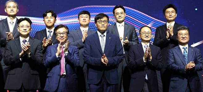 이창용 한국은행 총재(앞줄 왼쪽 세번째), 조동철 한국개발연구원(KDI) 원장(앞줄 왼쪽 두번째)이 15일 세종 한국개발연구원(KDI)에서 '초고령사회의 빈곤과 노동:정책 방향을 묻다'라는 주제로 열린 KDI-한국은행 공동 심포지엄에 참석, 기념촬영을 하고 있다. 뉴스1