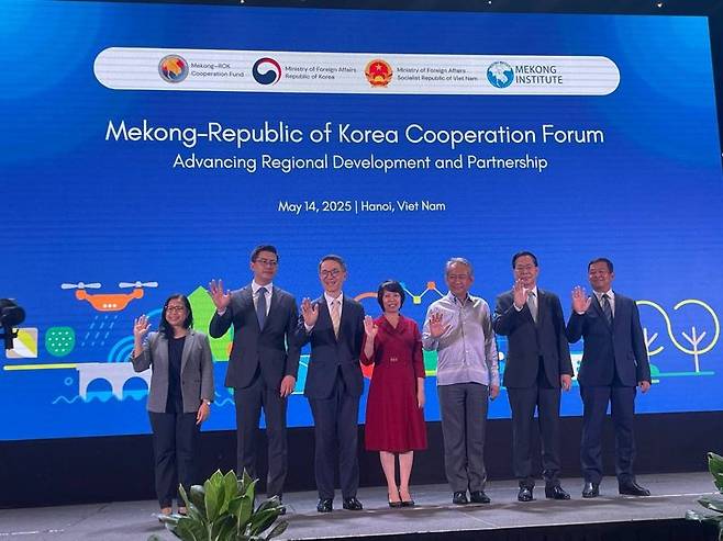 이동기 외교통상부 동남아국장(왼쪽 세번째)이 한-메콩 고위급회의에서 5개국 관계자들과 협의를 마치고 활짝 웃고 있다.