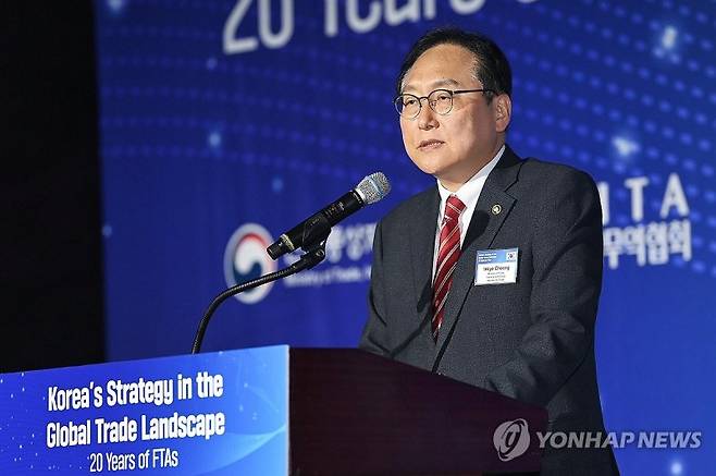 정인교 산업통상자원부 통상교섭본부장이 지난해 3월 28일 서울 중구 웨스틴조선호텔에서 열린 자유무역협정(FTA) 발효 20주년 기념식에 참석해 기념사를 하고 있다. 산업통상자원부 제공
