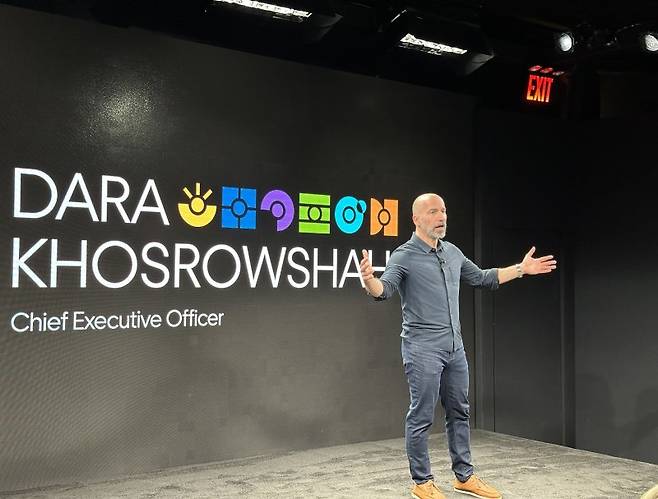 다라 코스로샤히 우버 최고경영자(CEO)가 14일(현지시간) 미국 뉴욕 오큘러스에서 열린 연례 최대규모 행사 '2025 고겟'에서 우버의 비전을 설명하고 있다. 사진=홍창기기자