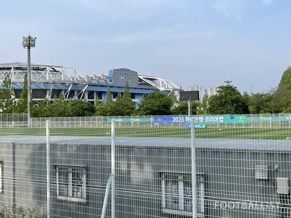 대전월드컵경기장 보조경기장과 주경기장. 김희준 기자