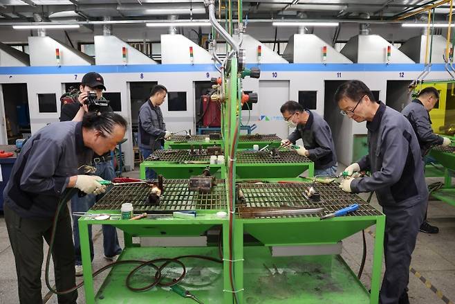 서울 용산구 한국폴리텍대학 서울정수캠퍼스 지능형 에너지설비과 학생들이 가스 용접 실습을 하고 있다. 2024.7.24.  (ⓒ연합뉴스, 무단 전재-재배포 금지)