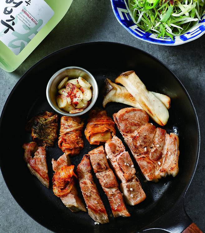 ‘술과 음식의 더 맛있는 만남, 더 페어링’에 소개된 목살구이와 우리 술. 비앤씨월드 제공