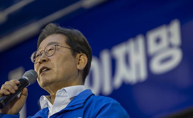 이재명 더불어민주당 대통령 후보가 14일 경남 거제시에서 열린 유세에서 지지를 호소하고 있다. 연합뉴스