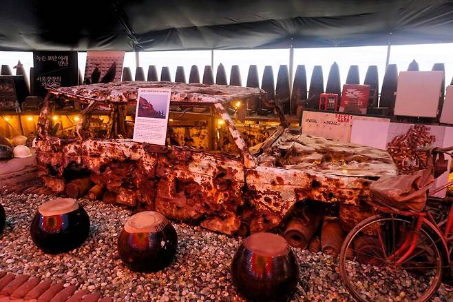 경기도 화성시 우정읍 매향리 평화역사관에 전시된 미군이 실제 과녁으로 사용했던 차량. 당시 훈련 흔적이 생생하게 남아있다. 이준희 기자