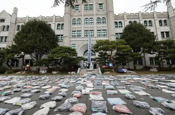 지난해 11월14일 서울 성북구 동덕여대 본관 앞에 공학 전환에 반대하는 학생들이 항의의 뜻으로 반납한 학교 점퍼가 놓여 있다. 연합뉴스