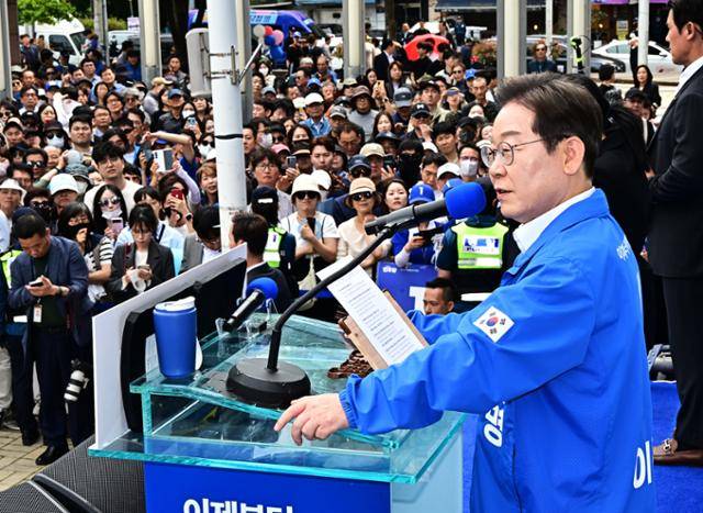 이재명 더불어민주당 대선후보가 14일 경남 창원시 성산구 상남분수광장에서 열린 집중유세에 참석해 연설을 하고 있다. 창원=고영권 기자
