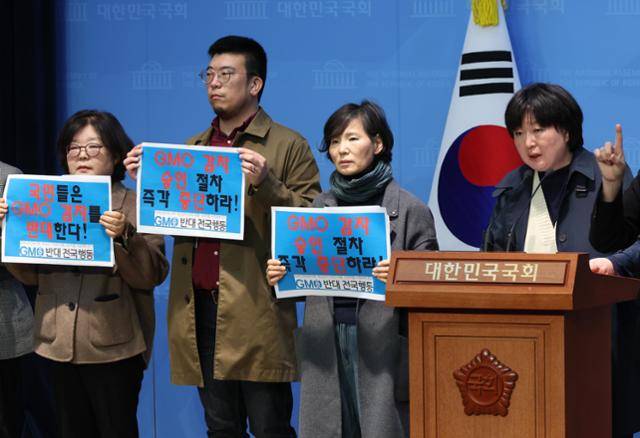 신지연(오른쪽) 전국여성농민회총연합 사무총장이 지난 3월 24일 오전 서울 여의도 국회 소통관에서 열린 통상압력으로 인한 GMO감자 수입 승인 반대 기자회견에서 발언을 하고 있다. 뉴시스