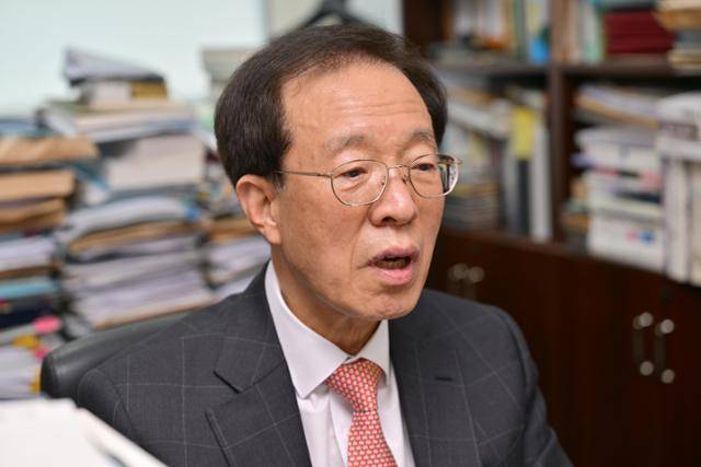 4월 14일 이석연 전 법제처장이 서울 서초구에 위치한 본인의 사무실에서 본보 인터뷰에 응하고 있다 최주연 기자