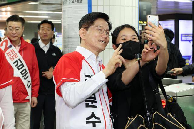 김문수 국민의힘 대선 후보가 15일 서울 구로구 신도림역에서 출근길 시민들에게 인사를 하고 있다. 하상윤 기자
