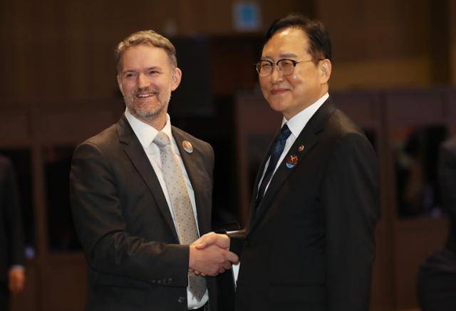 정인교 산업통상자원부 통상교섭본부장과 제이미슨 그리어 미국무역대표부(USTR) 대표가 15일 제주 서귀포 제주국제컨벤션센터에서 열린 2025 APEC 통상장관회의 개회식에서 만나 인사하고 있다. 서귀포=뉴스1