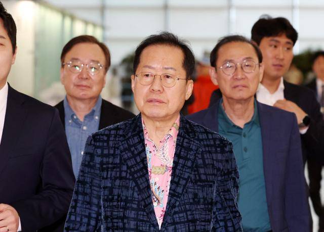 국민의힘 대선 후보 경선에 나섰다가 탈락한 홍준표(가운데) 전 대구시장이 10일 인천국제공항 제1여객터미널을 통해 미국으로 출국하고 있다. 뉴시스