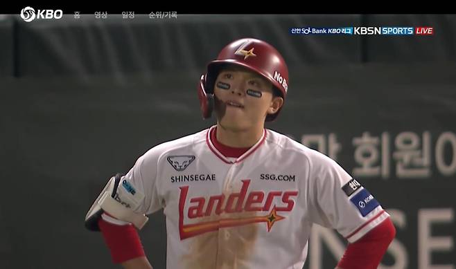 14일 인천 SSG-NC전 4회 말 굴절된 타구로 아웃당한 정준재의 모습. KBS N 스포츠, 티빙 캡처