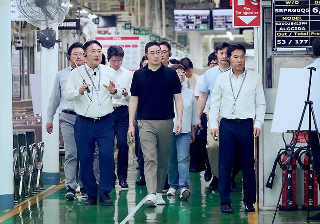 구광모(가운데) LG 회장이 인도 뉴델리에 위치한 LG전자 노이다 생산공장에서 생산라인을 살펴보고 있다. LG 제공